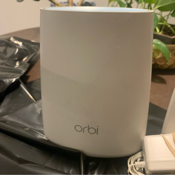 LOT 2 NETGEAR (1) Orbi Router RBR40 (1) Orbi Satellite RBS20 - Picture 7 of 8